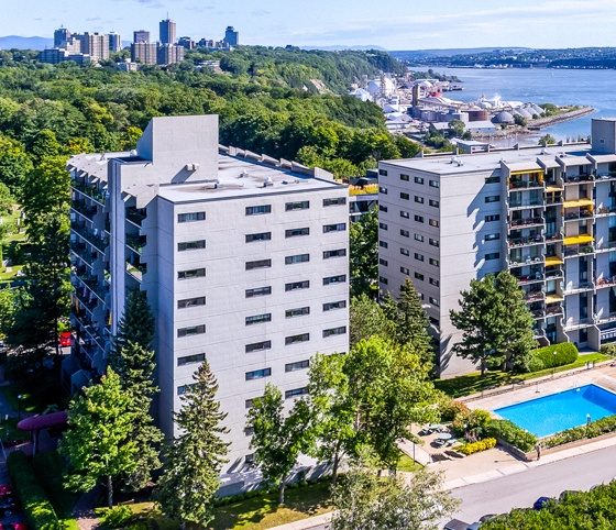 Le Bourg de Coulonge, deux tours blanches et une piscine extérieure au-dessus du fleuve